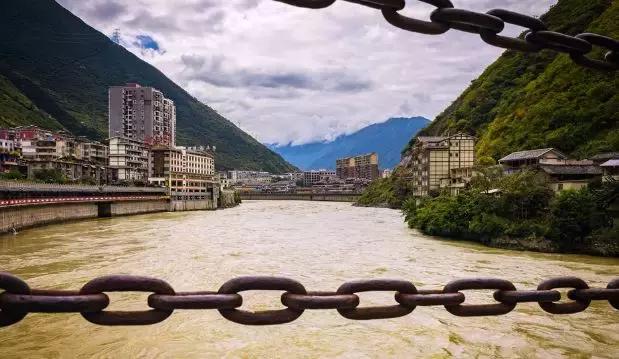 乐山大佛为何不属于石窟,乐山不止有大佛还有美食