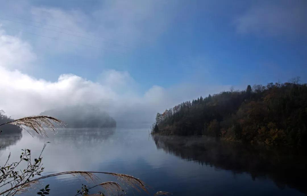 藏着最美秋景，石柱原始森林中的这块“明镜”美绝了！