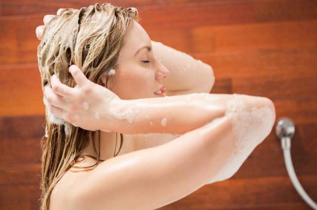 蓬松丸子头扎法图解,网红蓬松丸子头教程