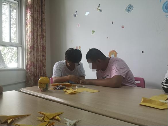 纸飞机飞向温暖，踢足球凝聚真情