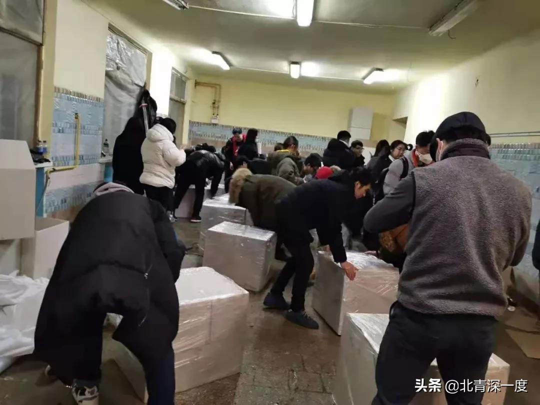 中国留学生“人肉”防疫物资回国：中转被扣17小时，带货人“有来无回”