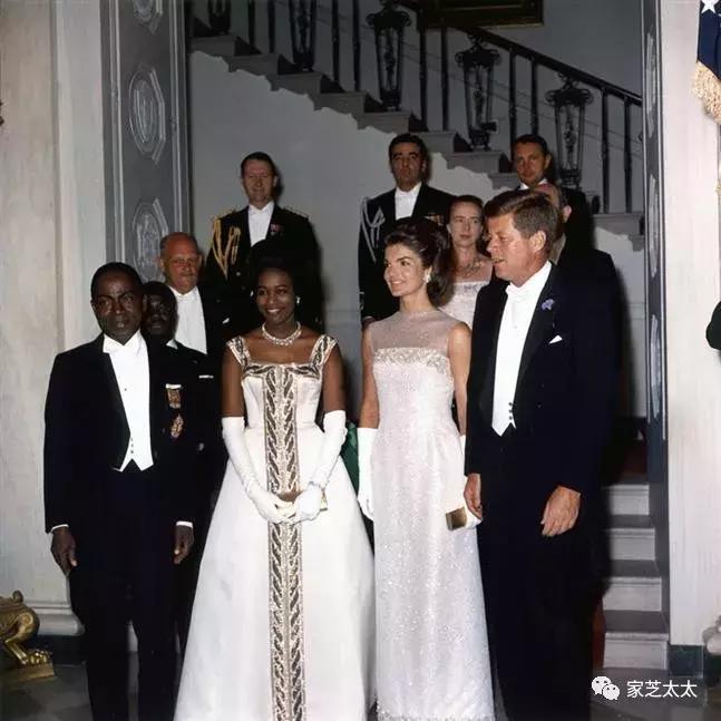 我和有钱人之间，就差一张白沙发了