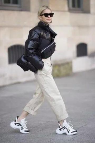 短款宽松羽绒服搭配单跟鞋,洋气短款羽绒服搭裤子