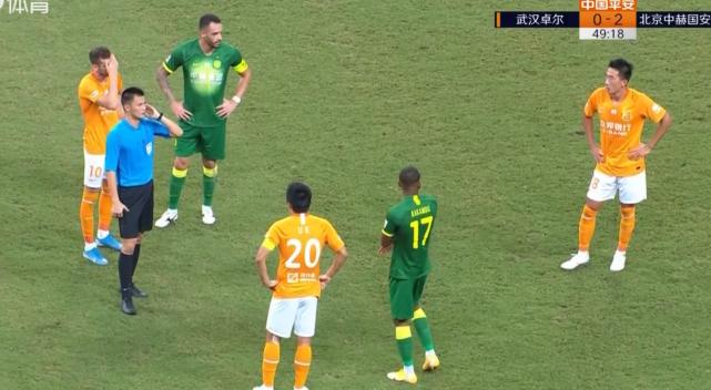 主裁判疑似点球不判，前国脚两次间接失误，北京国安3分变1分