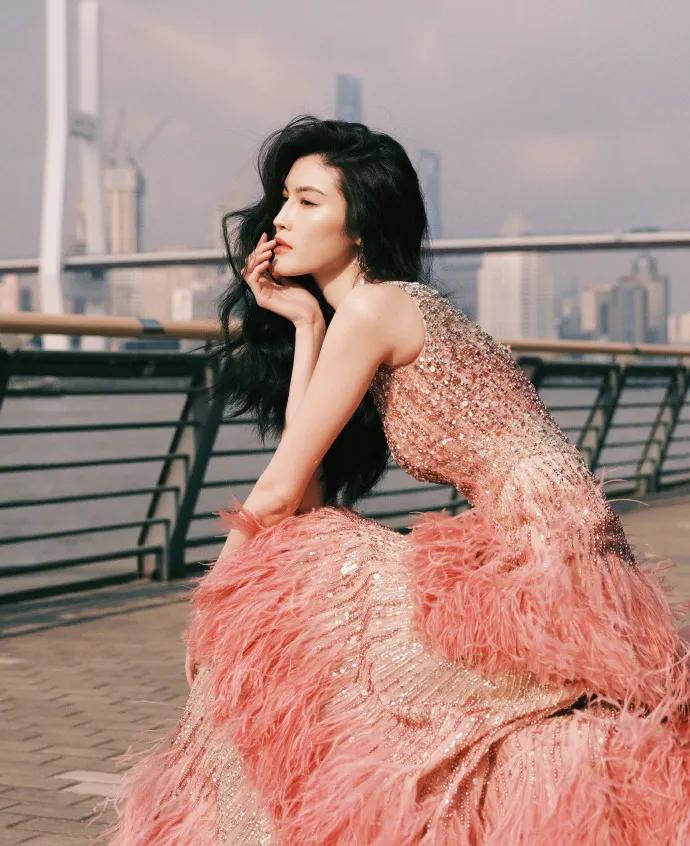 盛典集聚，明星身上百万级别的「高定礼服」，都有哪些“秘密”？