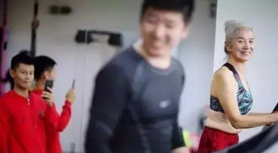 73岁奶奶因病零基础开始健身,73岁白发奶奶坚持健身13年
