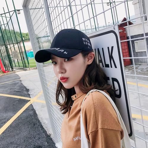 圆脸有刘海戴帽子怎么戴,圆脸怎样戴帽子好看