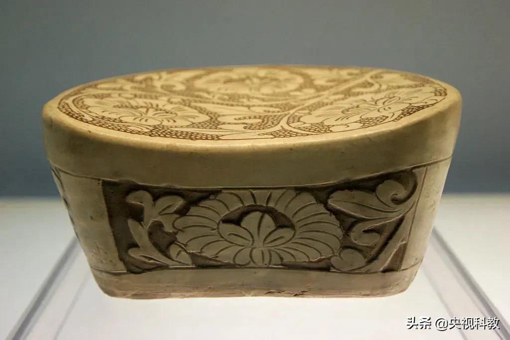 宋朝人把足球画到枕头上,是因为做梦也要踢吗?