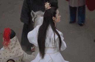 一首《十七岁》之于香港娱乐圈，就是半部《春秋》