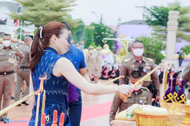 泰王当着苏提达和诗妮娜说话,泰王和苏提达诗妮娜的合照