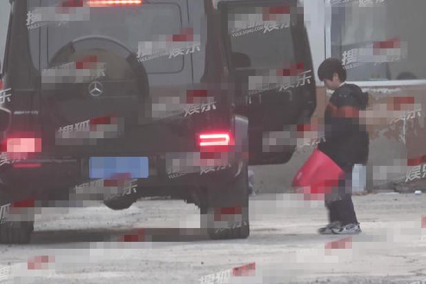 王宝强开豪车接送儿子，王子豪身高已到爸爸胸口，自强独立受好评