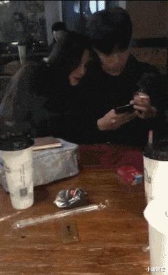 “女友吃个冰棒舌头粘住了，这下该咋办？”评论笑翻了，哈哈哈哈