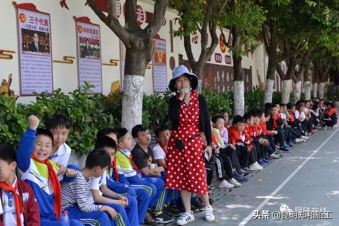 有限的场地无限的足球--新迎二小首届昆陆敦搏杯班级足球联赛开幕