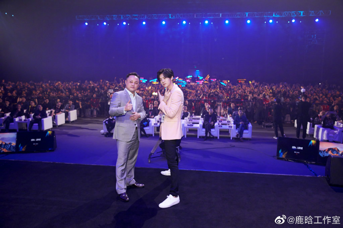 康佳总裁不玩壁咚玩比心,还请鹿晗当师傅?