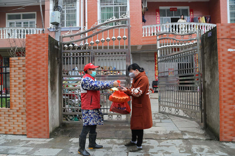 多措并举筑牢社区疫情防控第一线,新一轮疫情防控的社区工作者们
