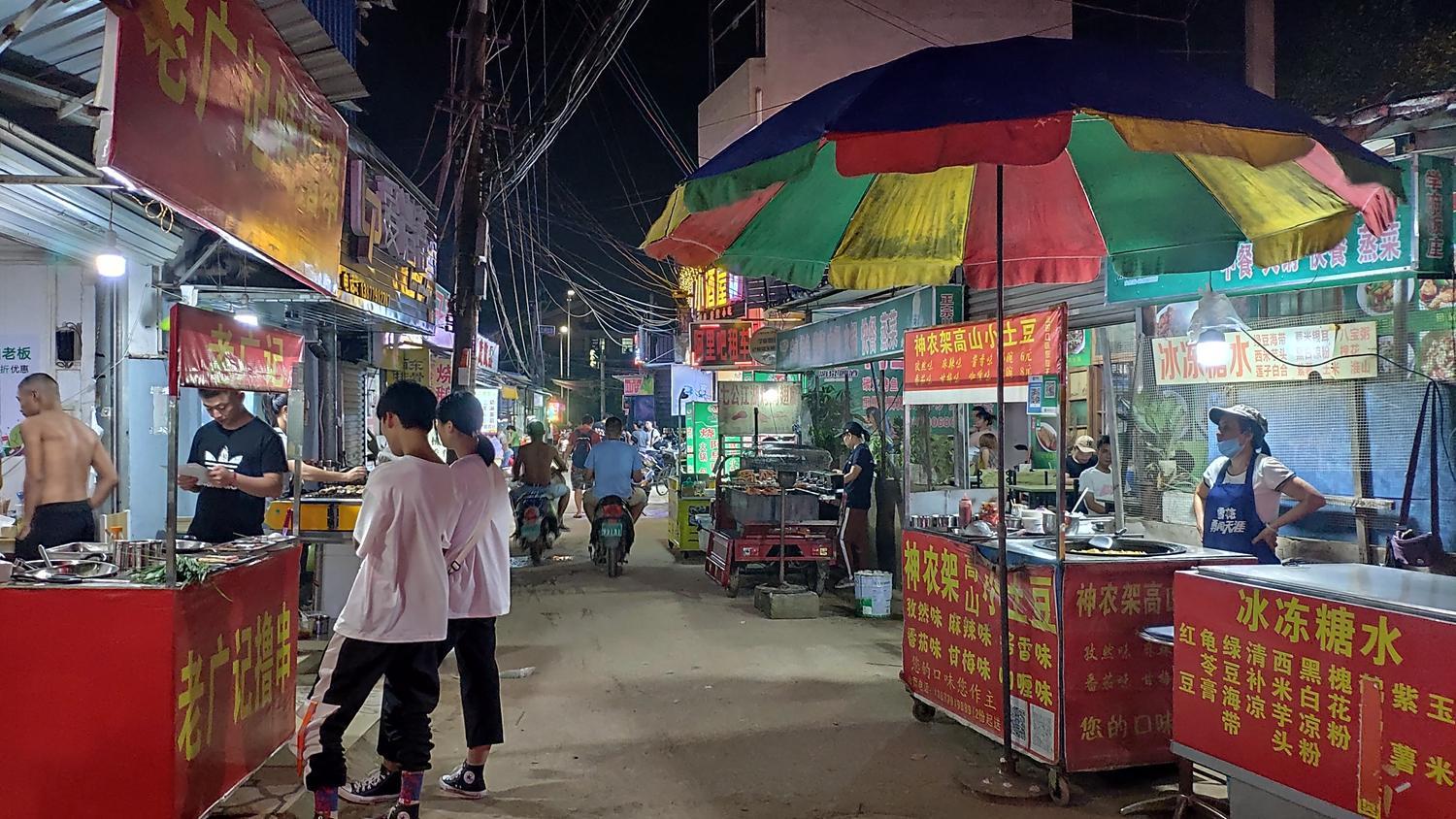 走进桂电“龟洞”!酒吧、旅馆、烧烤摊,这里是学生的精神后花园