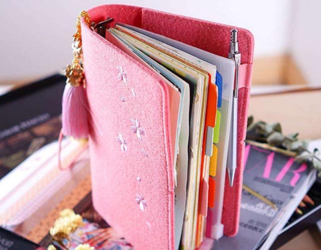 中学生书包藏东西,早恋的男生书包里会藏什么