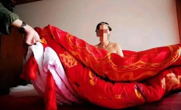 新婚夜妻子弄脏床单,丈夫嫌恶心睡客厅,天亮推开门,丈夫泪目