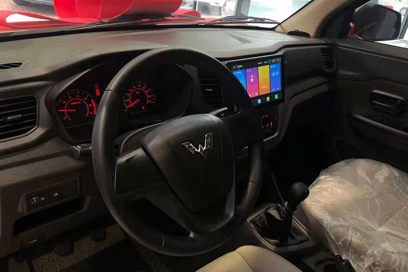 试驾白色五菱宏光v新款国六,五菱宏光v沉浸式看车