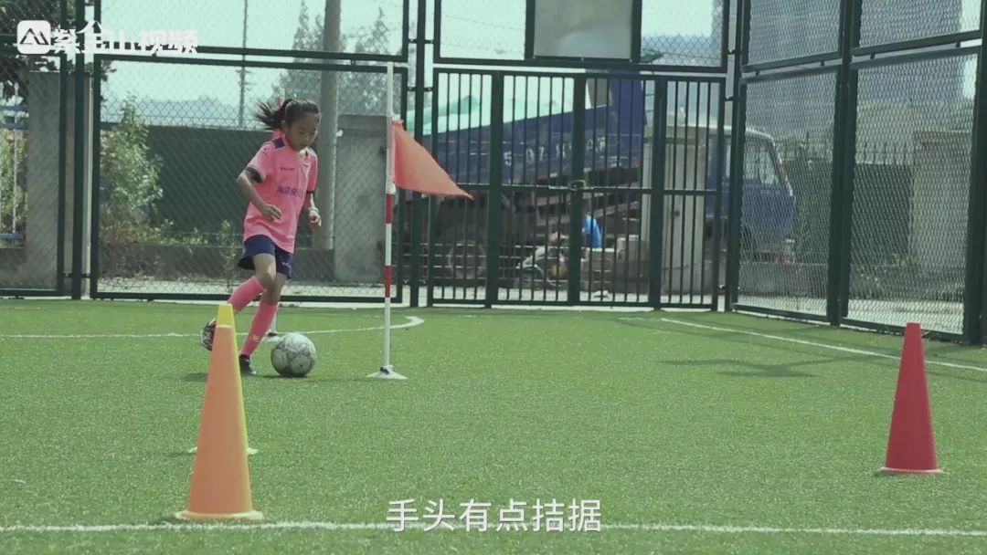 一个小女孩和她的梦,一个女孩的足球梦