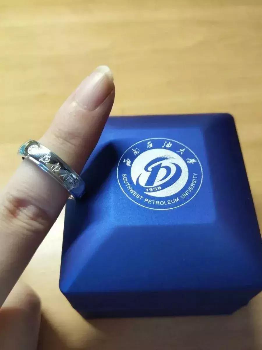 高校定制17000枚戒指送毕业生,硬核大学开学送戒指