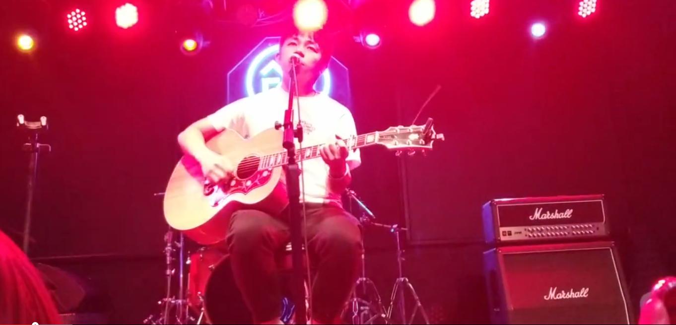 一首民谣,或许《不安》,曾几何时,也坐着盼望未来闪亮的日子