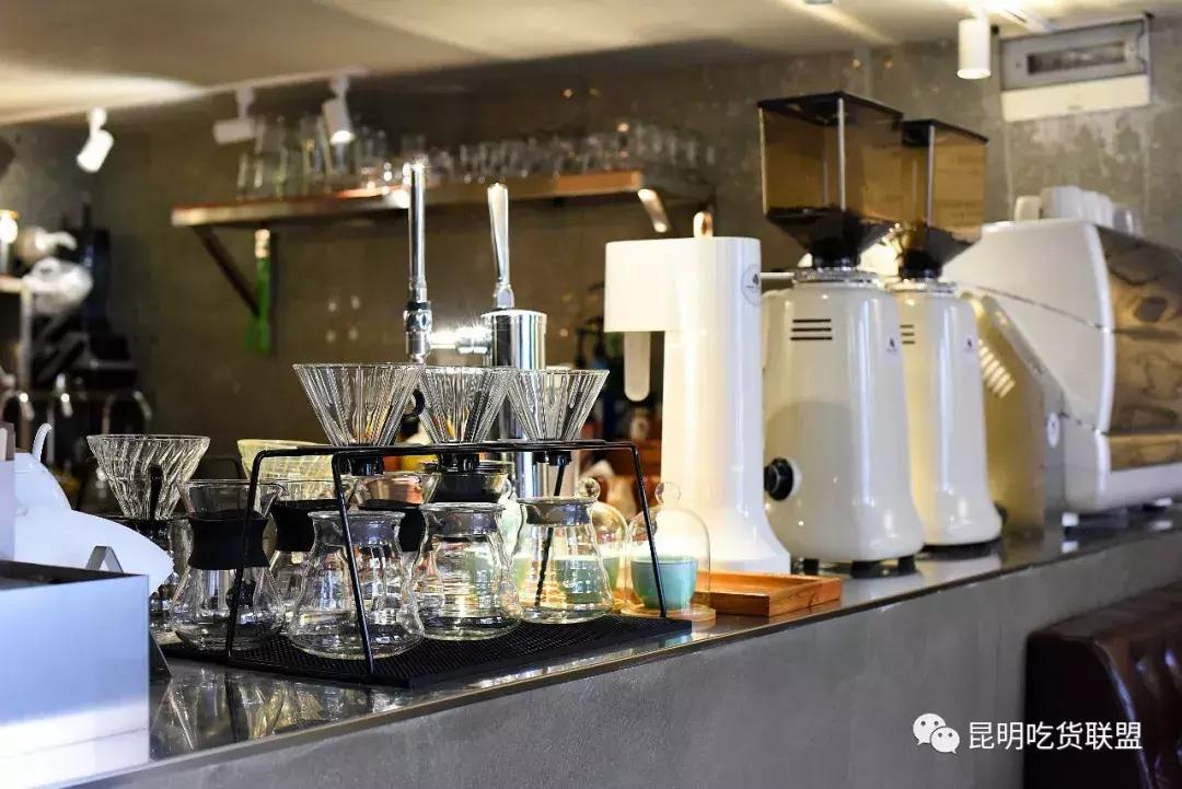 昆明2环边巷子里的小店，1杯咖啡+1份简餐，感觉我又去到了泰国