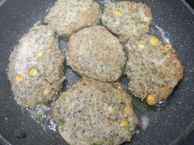 改善白发头，早餐就做这个饼给家人吃，豆渣变美味，做法特简单