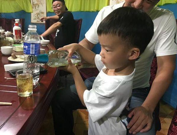 孩子裤子里面穿秋裤,小朋友裤子塞了一条秋裤