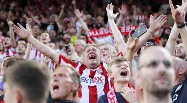 英超争四狂魔,英超最新战况利兹联对曼联