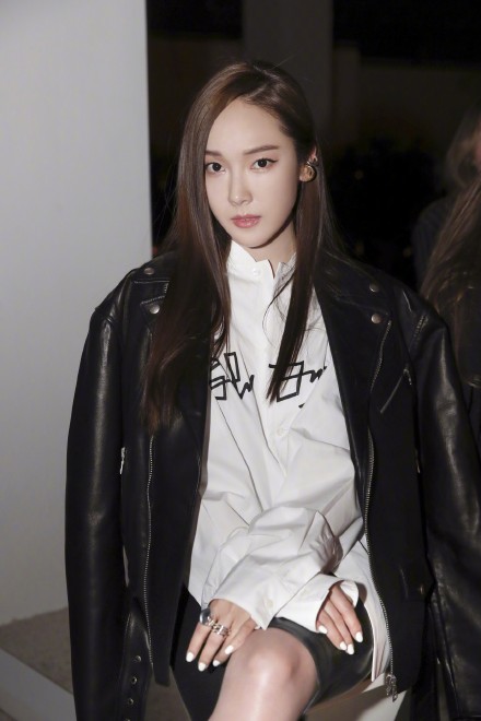 郑秀妍穿黑色皮裤,郑秀妍穿皮裤好看吗