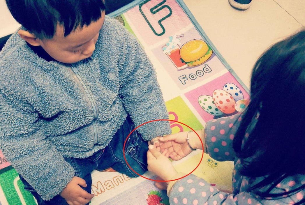 给孩子贴创可贴怎么不容易掉,小孩手受伤贴创可贴好还是不贴好