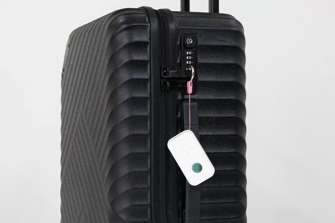 使用手机检测房间内针孔摄像头,男子住房发现针孔摄像头