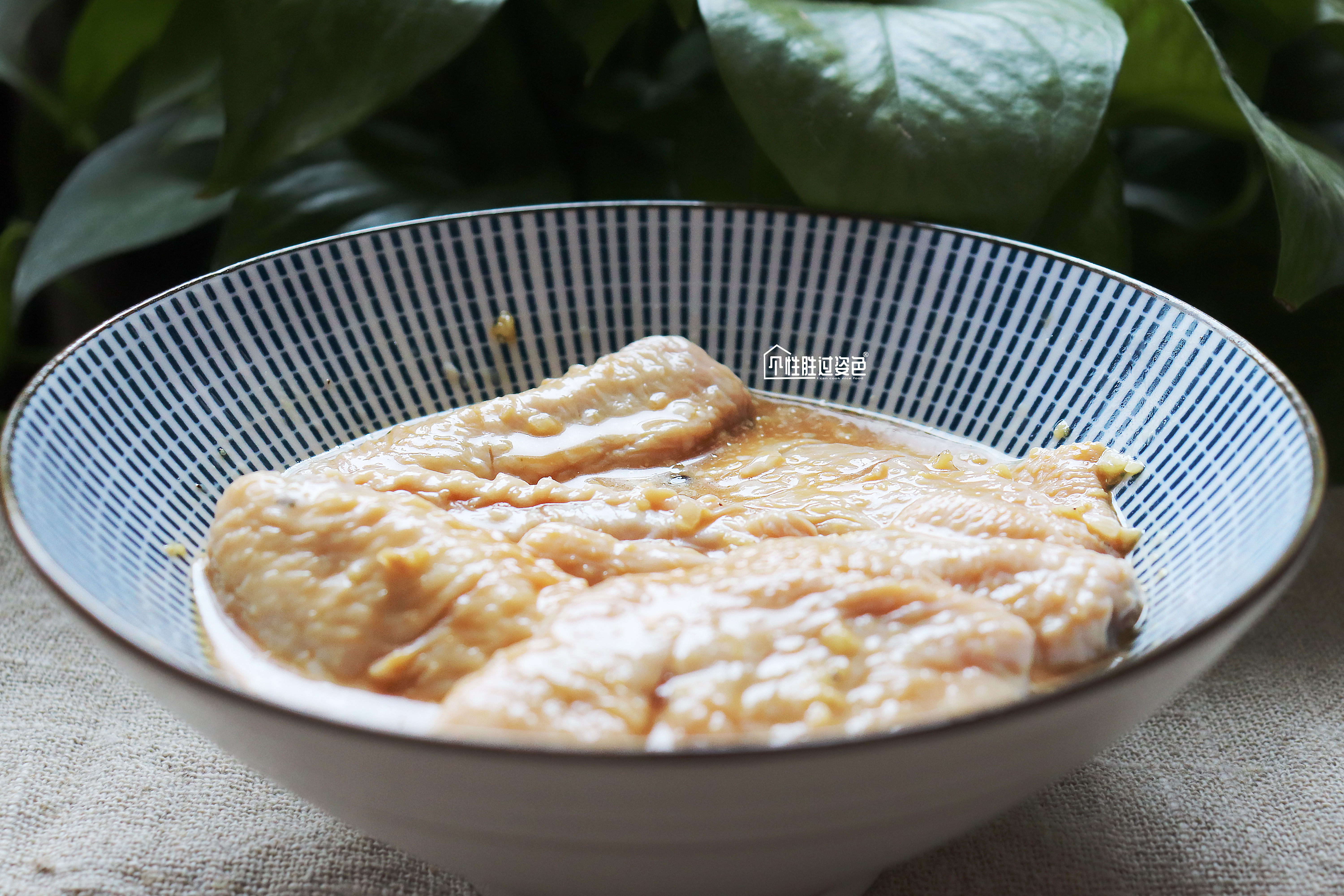 炸鸡翅面粉面包糠做法,炸鸡翅用淀粉还是面粉还是面包糠