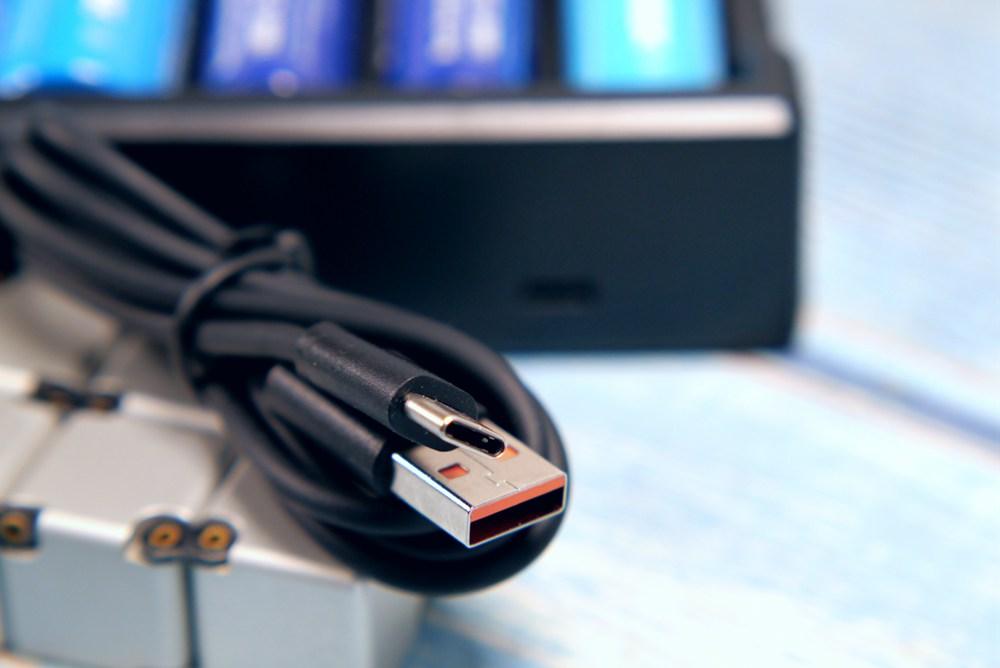 要痛痛快快地玩,就得配上这个8槽充电器才行