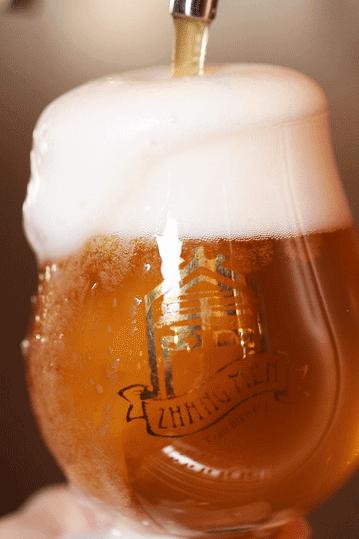 外国人喝中国精酿,泥煤味精酿