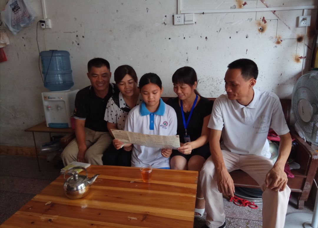 星期天小孩子特别开心,一到周末小孩就开心