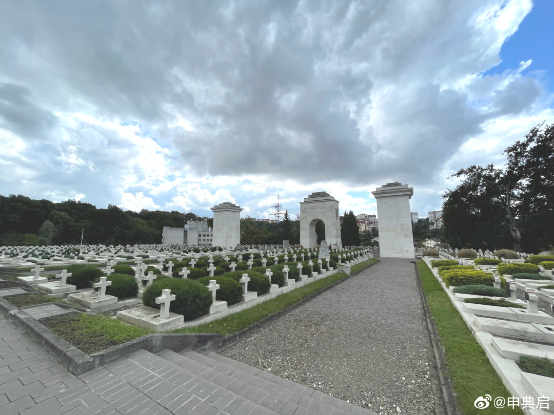 利沃夫最神奇的地方在于历史上多次易主,墓地都有各历史时期风格