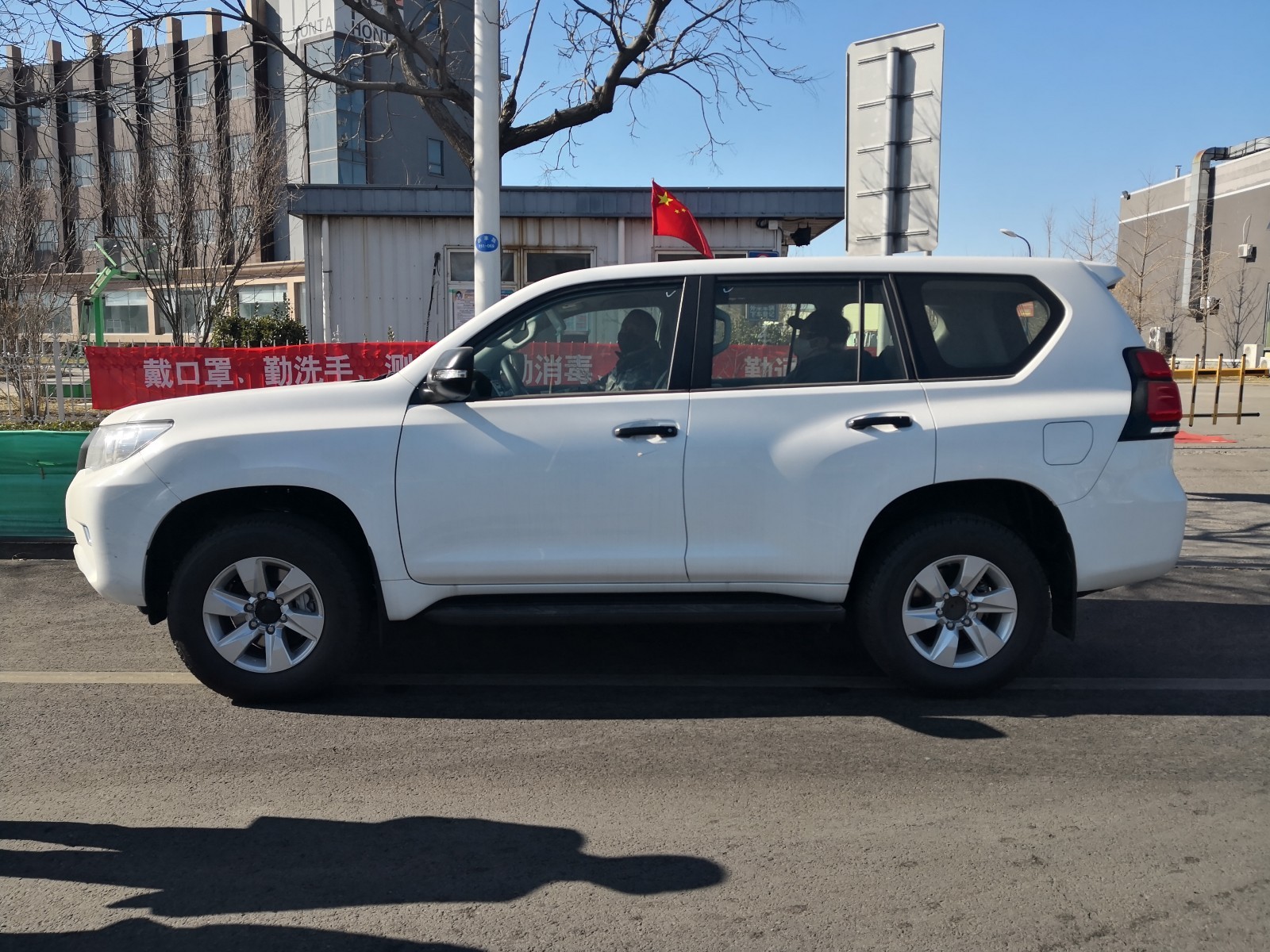 丰田霸道中东版2700和2800的区别,22款丰田霸道2800每个版本的区别