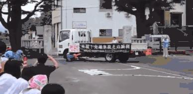 日本警示教育现场演绎交通安全,日本卡车在学校撞击儿童