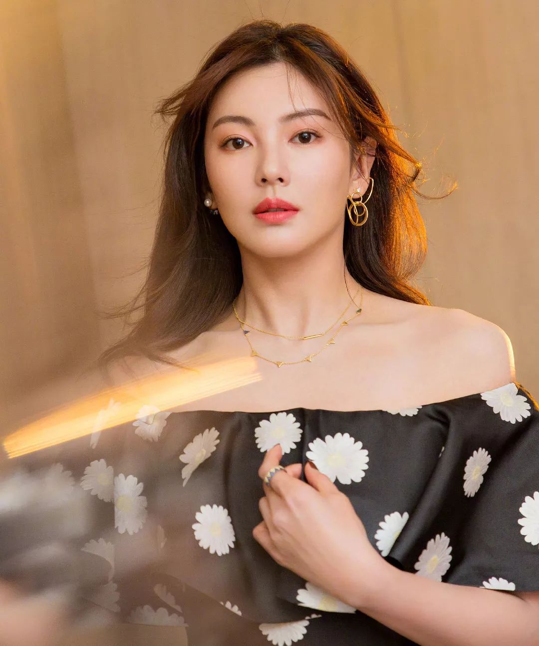 耳饰别致不对称,耳饰可爱黑白