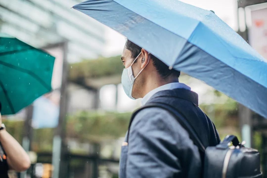 分手那天她带走了我所有的口罩,分手时他拿走了我的口罩