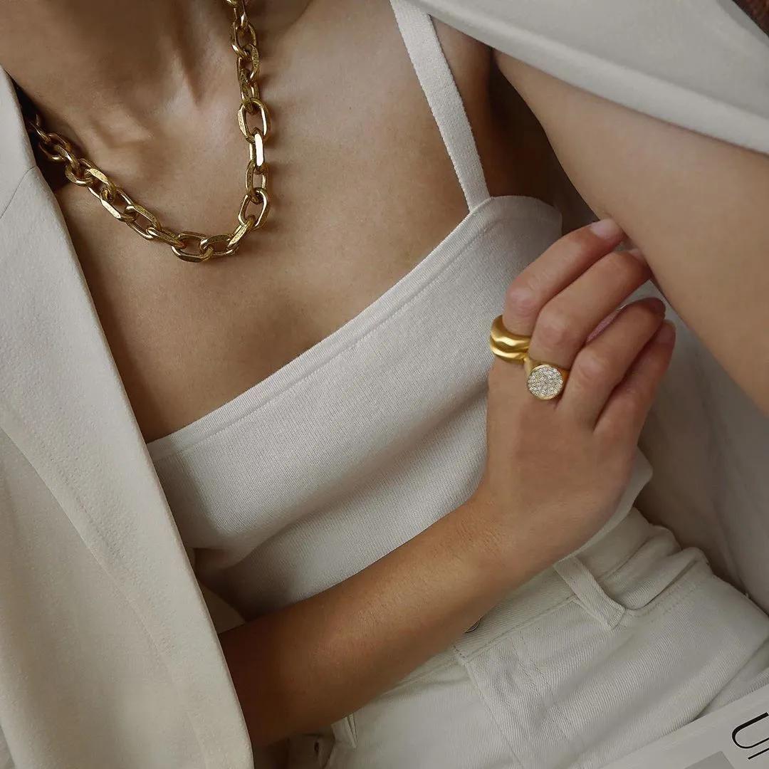 除了优雅贵气,珍珠还能休闲、叛逆、又嘻哈?