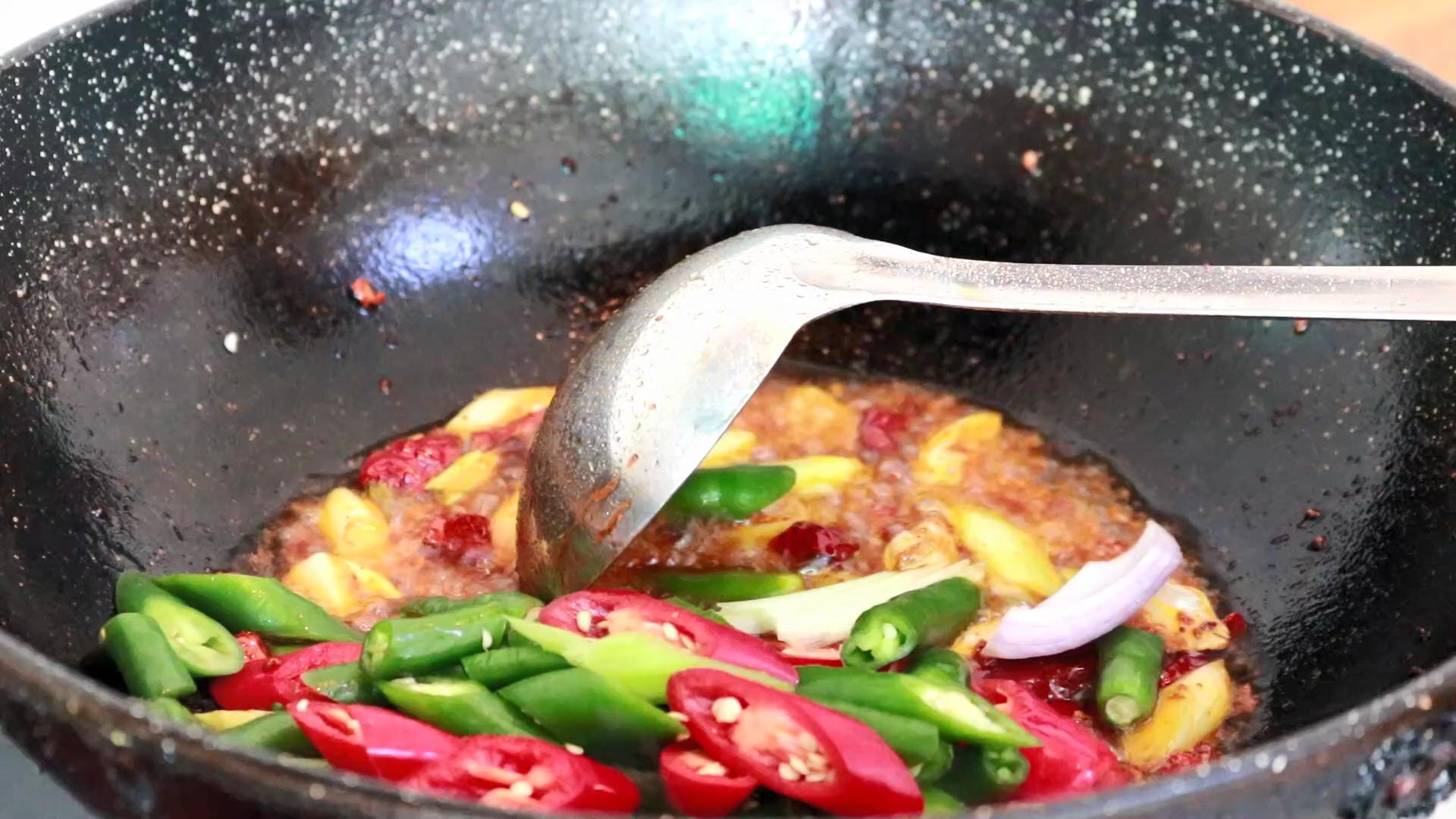 猪大肠要怎么处理才能又脆又好吃,猪大肠的正确清洗方法视频