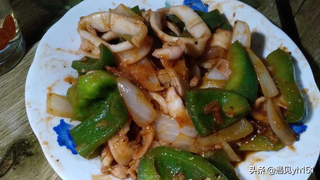青椒炒鱿鱼鱿鱼怎么炒好吃又嫩,葱爆鱿鱼这样做鲜嫩脆爽无腥味