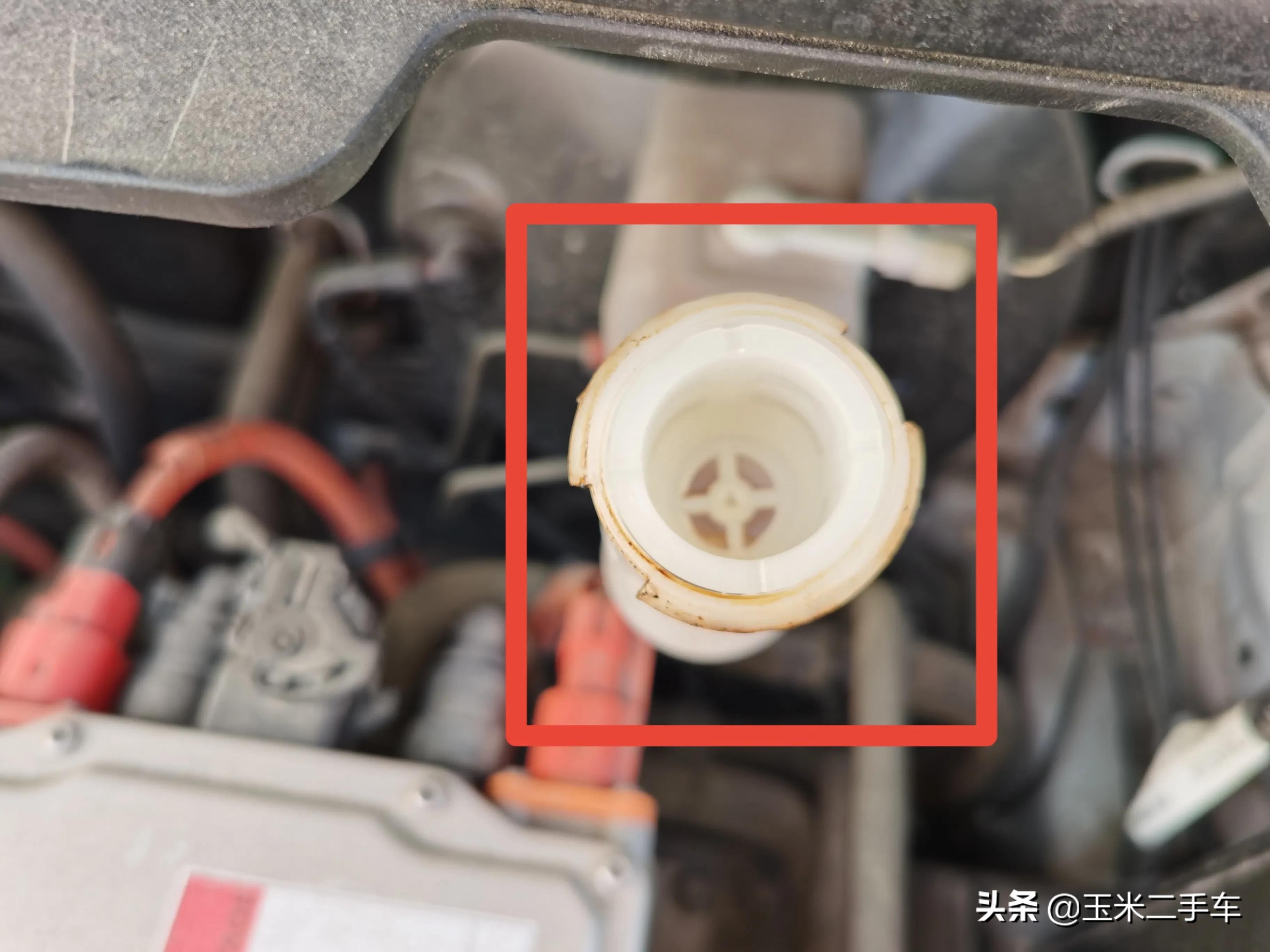 一个人换刹车油最简单的方法,自己一个人换刹车油