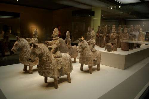 如何确认兵马俑是秦始皇时代的,秦始皇兵马俑吸引世界地区的原因