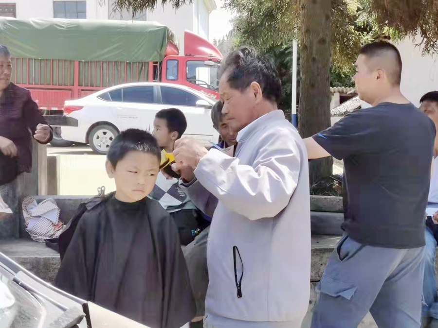 利用业余时间，免费理发，富源这个老师傅获称赞