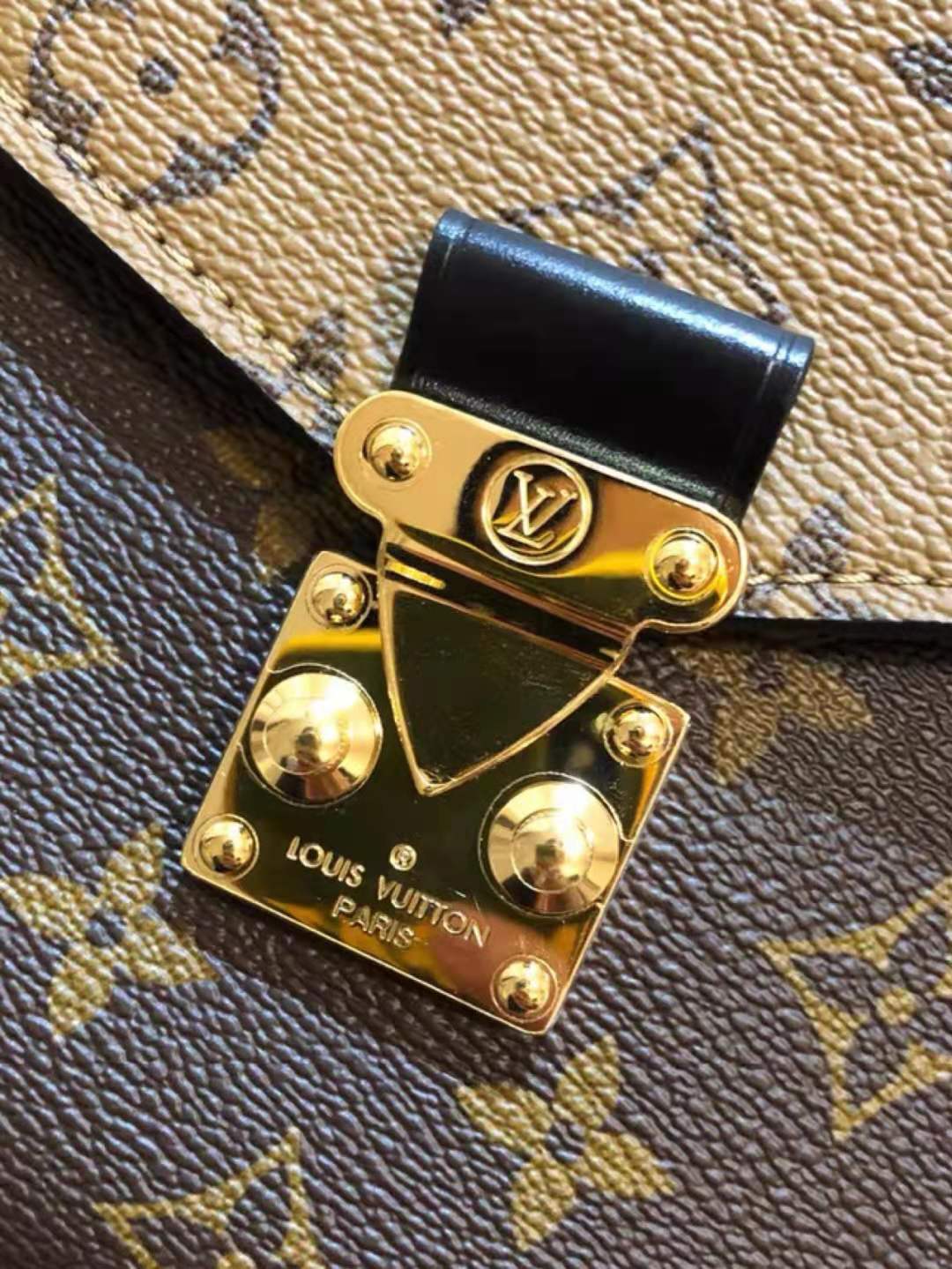 最新款LV邮差包,拼色邮差包lv真假怎么看