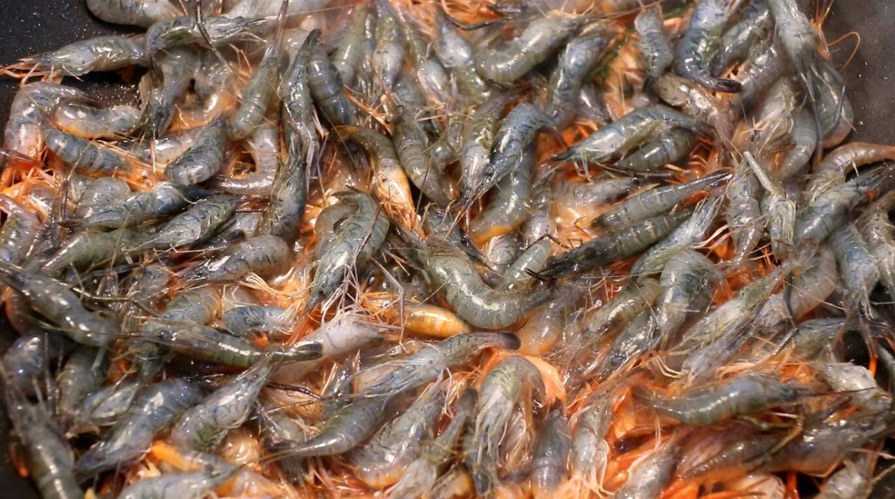 油炸小河虾又是一道美味的下酒菜,上海正宗油爆小河虾的酱汁怎么调